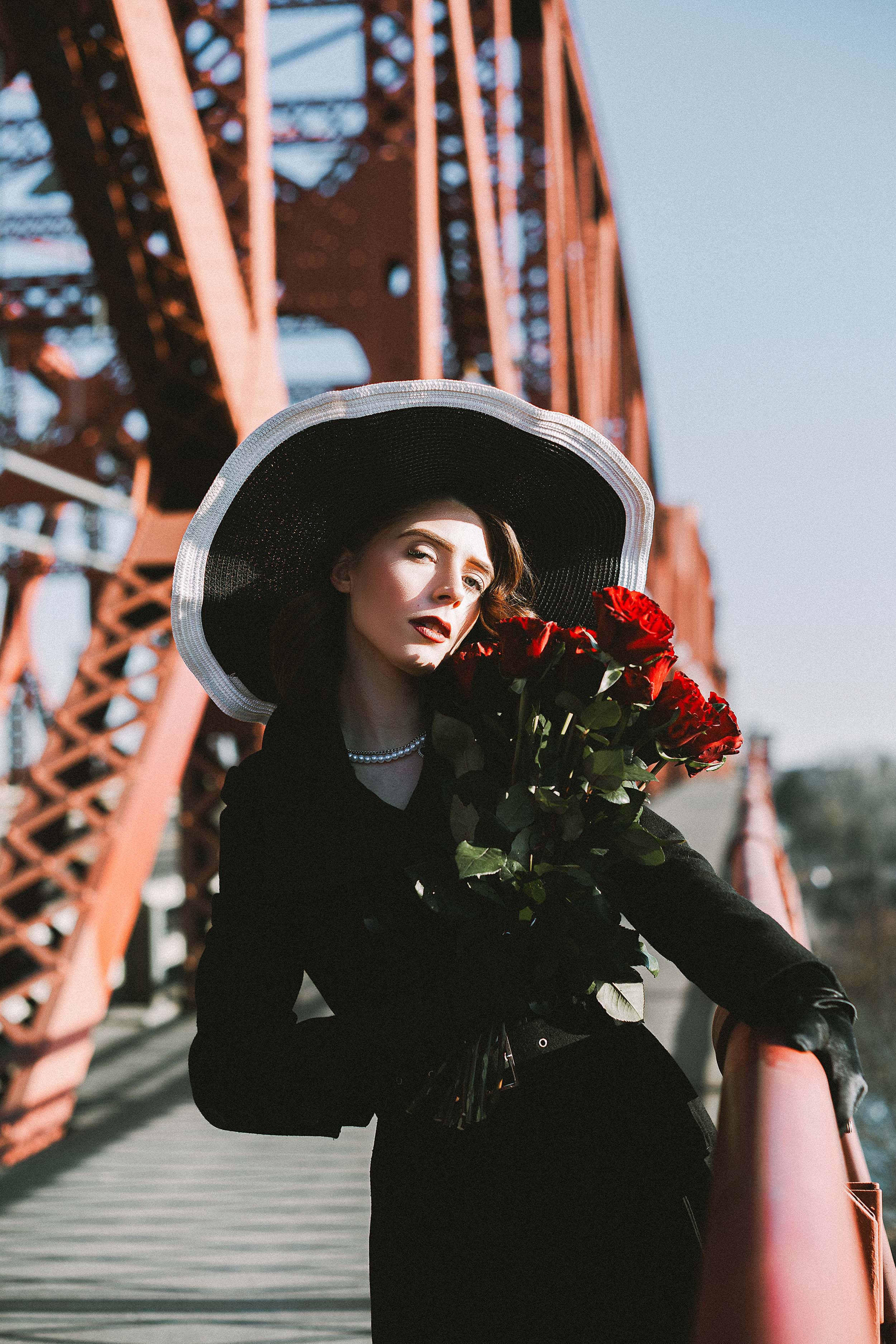Elegant and Romantic 40s-Inspired Portraits on the Broadway Bridge — photograph 23 of 23
